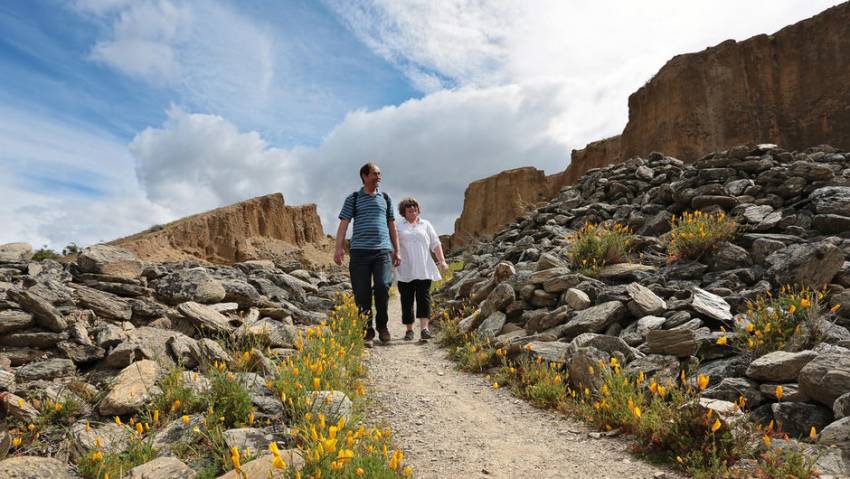 a short loop walk around the bannockburn sluicings historic reserve near cromwell central otago2